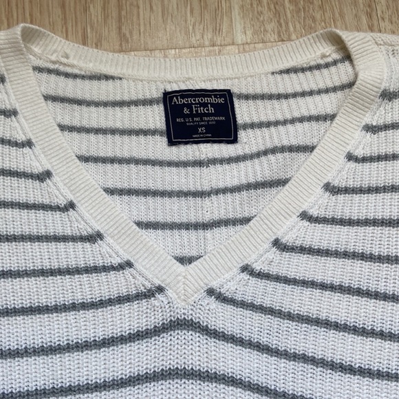 Abercrombie & Fitch White and Gray Stripe V Neck Knitted Sweater, Size XSmall - Picture 4 of 6